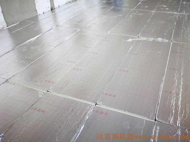 青岛德沃幼儿园空气源热泵项目施工案例地暖施工、主机施工，空气源热泵项目调试成功，项目展示实例——空气源热泵地暖铺管4